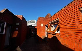 Two-Bedroom Flat Close To Uni & Shopping Center With Free Parking